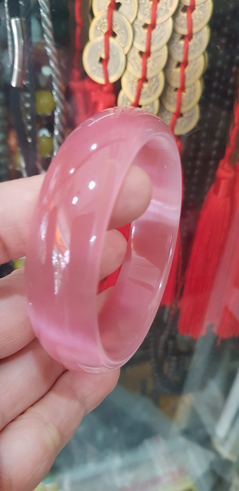 Vòng tay nữ đá mắt mèo Bản Hẹ Trắng mới Ni 60mm x Cao 18mm x Dầy 7mm Màu hồng tươi bóng sáng đẹp hợp Nữ mệnh hoả mệnh thổ Nữ 56kg - 65kg đeo ạ