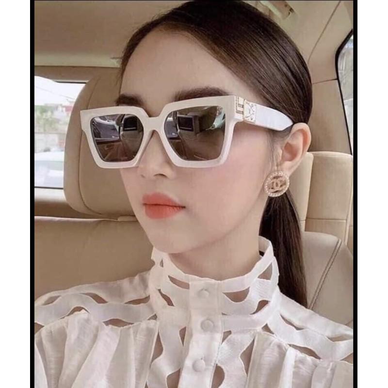 KÍNH ĐEN VÀ TRẮNG