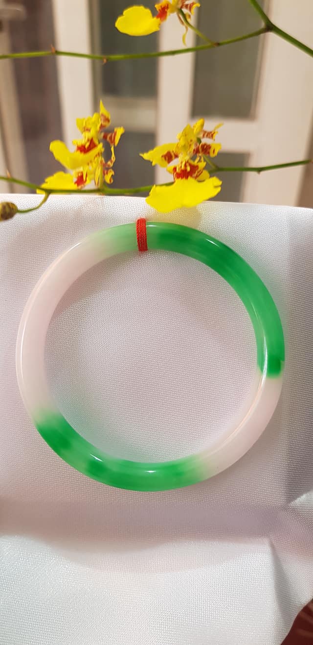 Vòng tay đá Cẩm Thạch mới TR Lý 51mm x cọng 6,2mm Màu Xanh lý 2 bên trắng đều đẹp Nữ 50kg - 53kg đeo lên xinh tay lắm luôn ạ món quà tặng ý nghĩa ạ