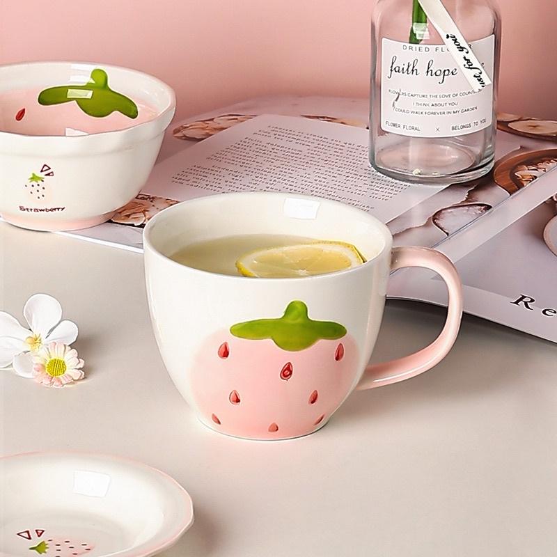QUÀ TẶNG - Cốc sứ thể tích 350ml hoạ tiết quả dâu, dứa sắc nét; sử dụng uống trà, nước, sữa hoặc làm quà - Nhà của Nâu