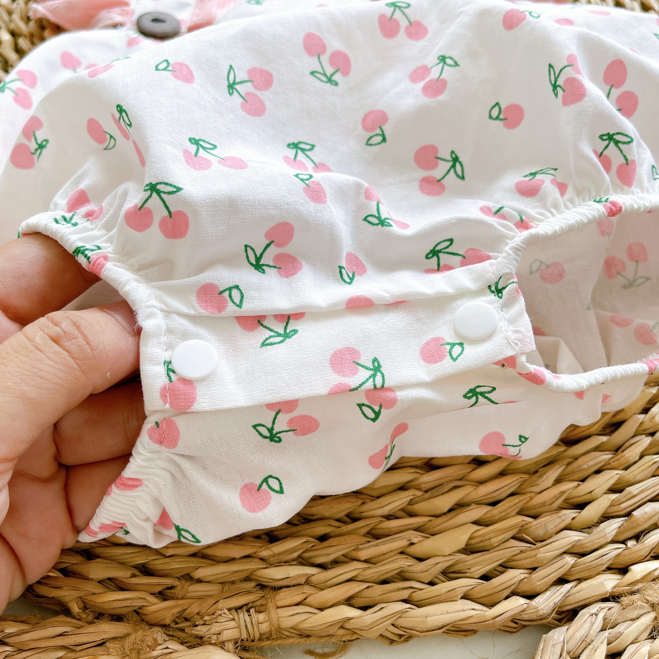 Body Yếm Hoạ Tiết Cherry Hồng Bèo Cho Bé Gái 3 Đến 12kg Chất Thô Thêu