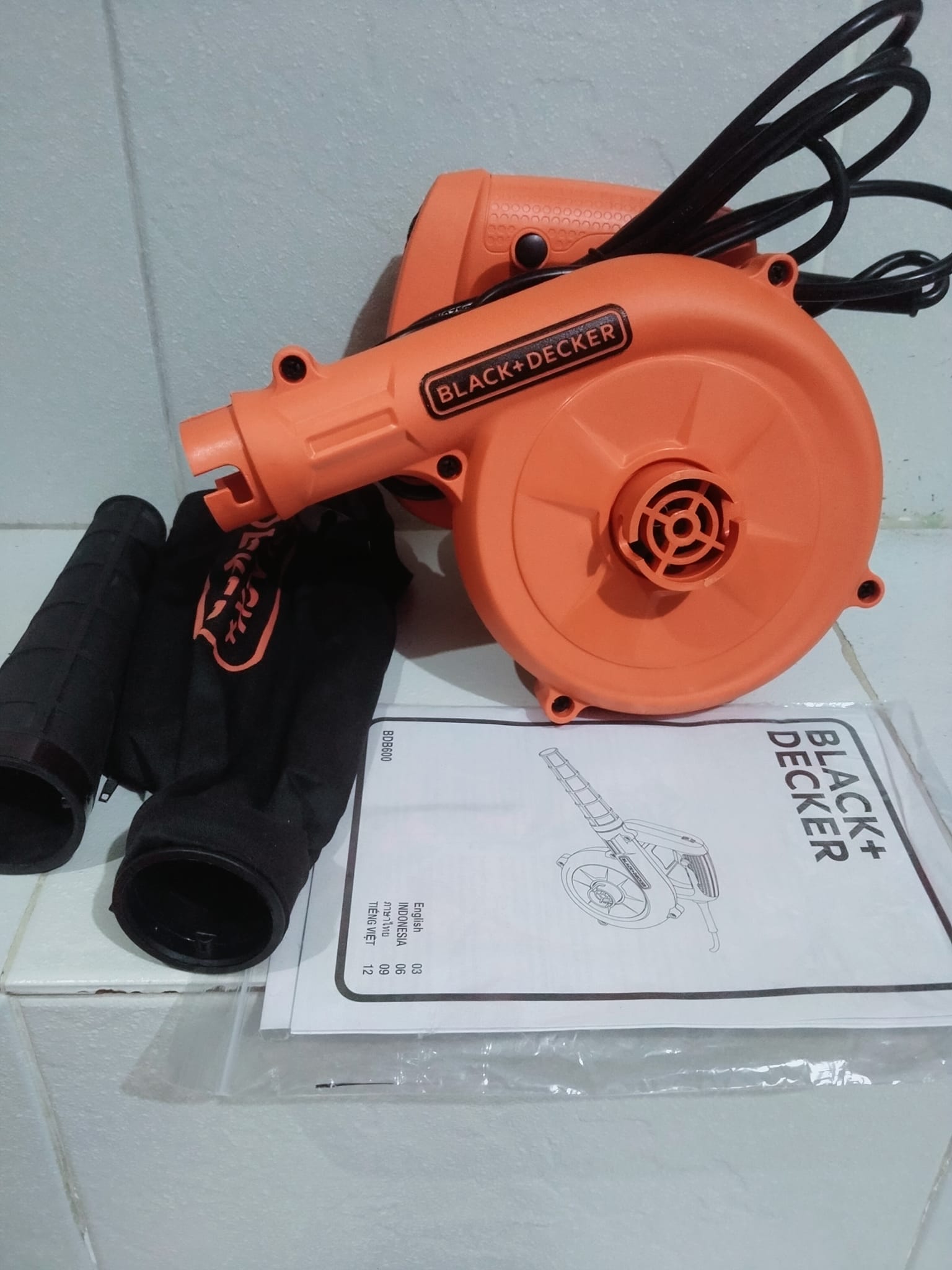 Máy thổi đa tốc độ 600w BLACK &amp; DECKER BDB600- Hàng chính hãng