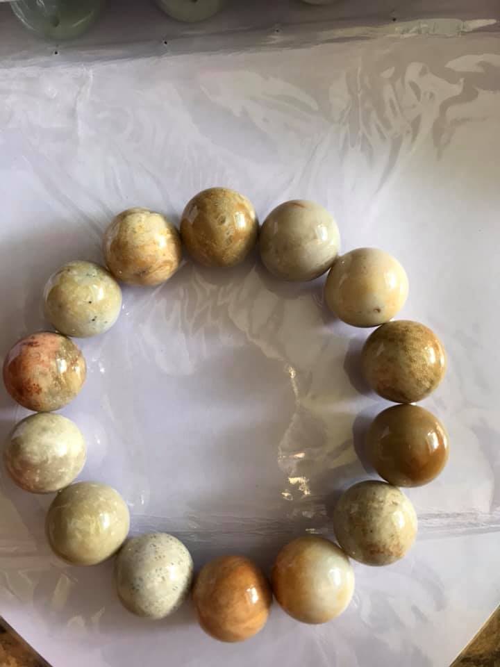 Vòng Nam Đeo size 14ly gồm 14 hạt vô cung Chât liệu SAN HÔ HÓA THẠCH Vòng Màu vàng trắng Sáng Nam đeo tay đẹp sang tốt ạ