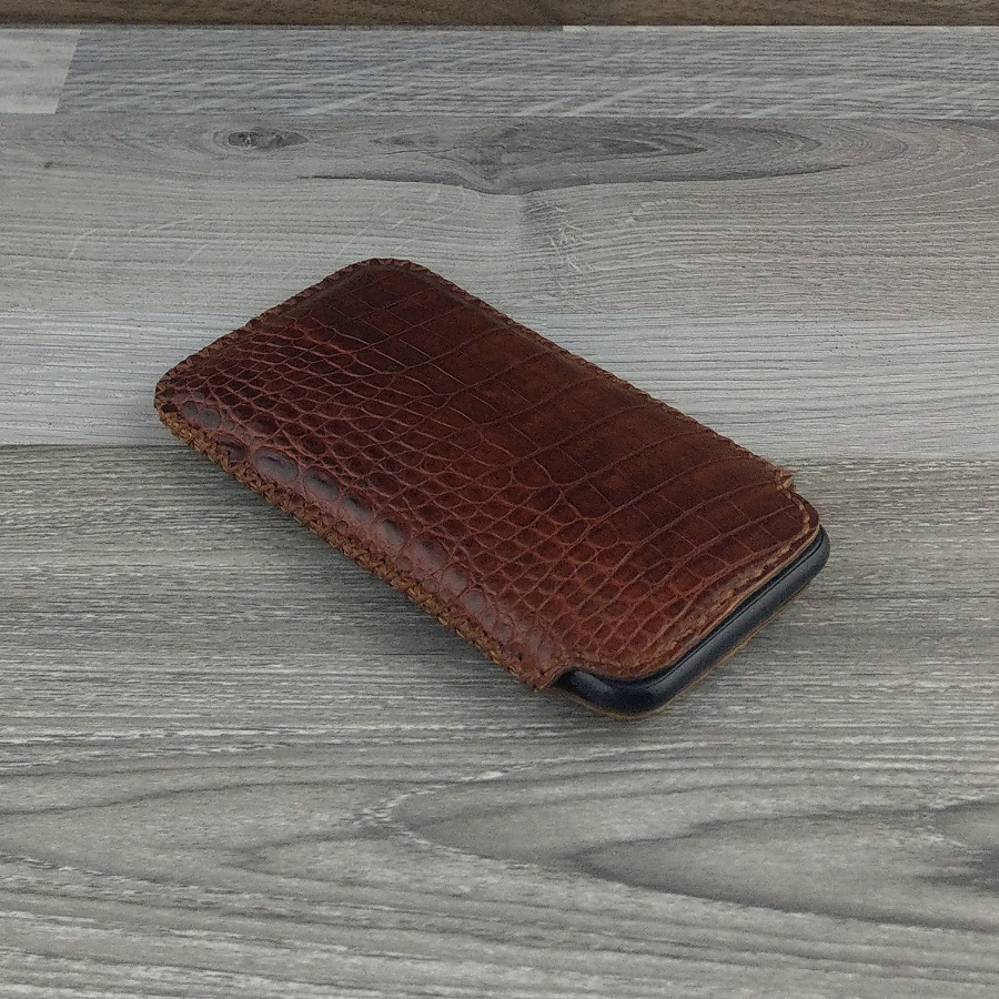 Bao da rút dành cho iphone 11 pro da cá sấu có gù màu nâu