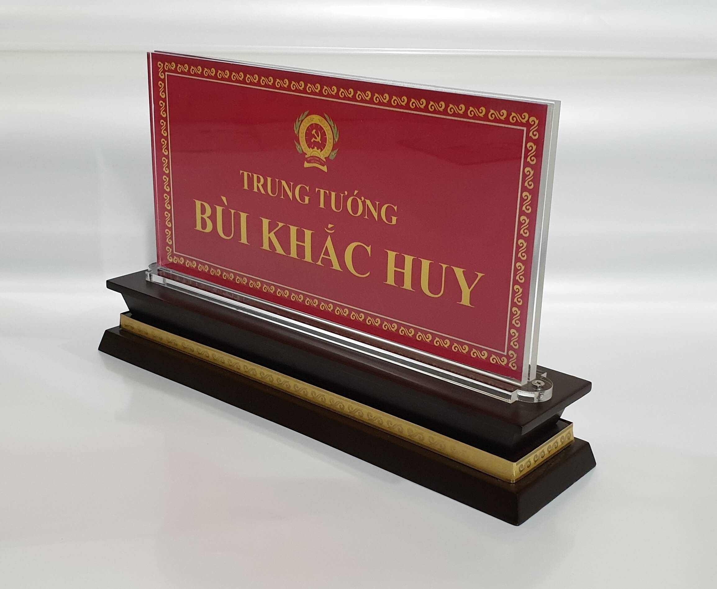 Biển chức danh mica đế gỗ để bàn 3 cấp