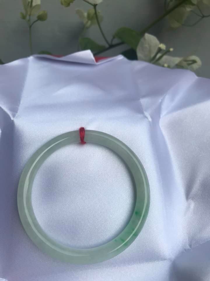 CHIẾC VÒNG CẨM THẠCH MỚI TR LÝ 51 size vòng 51mm x dầy 6,9mm MÀU TRẮNG BÓNG VÂN XANH LÝ 1 BÊN XINH LẮM NỮ 50kg đến 58kg Đeo