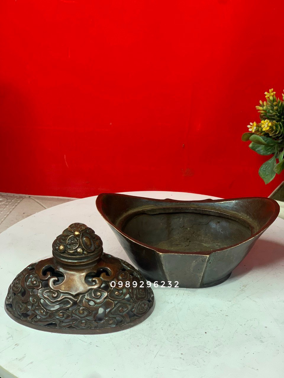 Lư xông trầm kiểu dáng thỏi vàng màu nâu