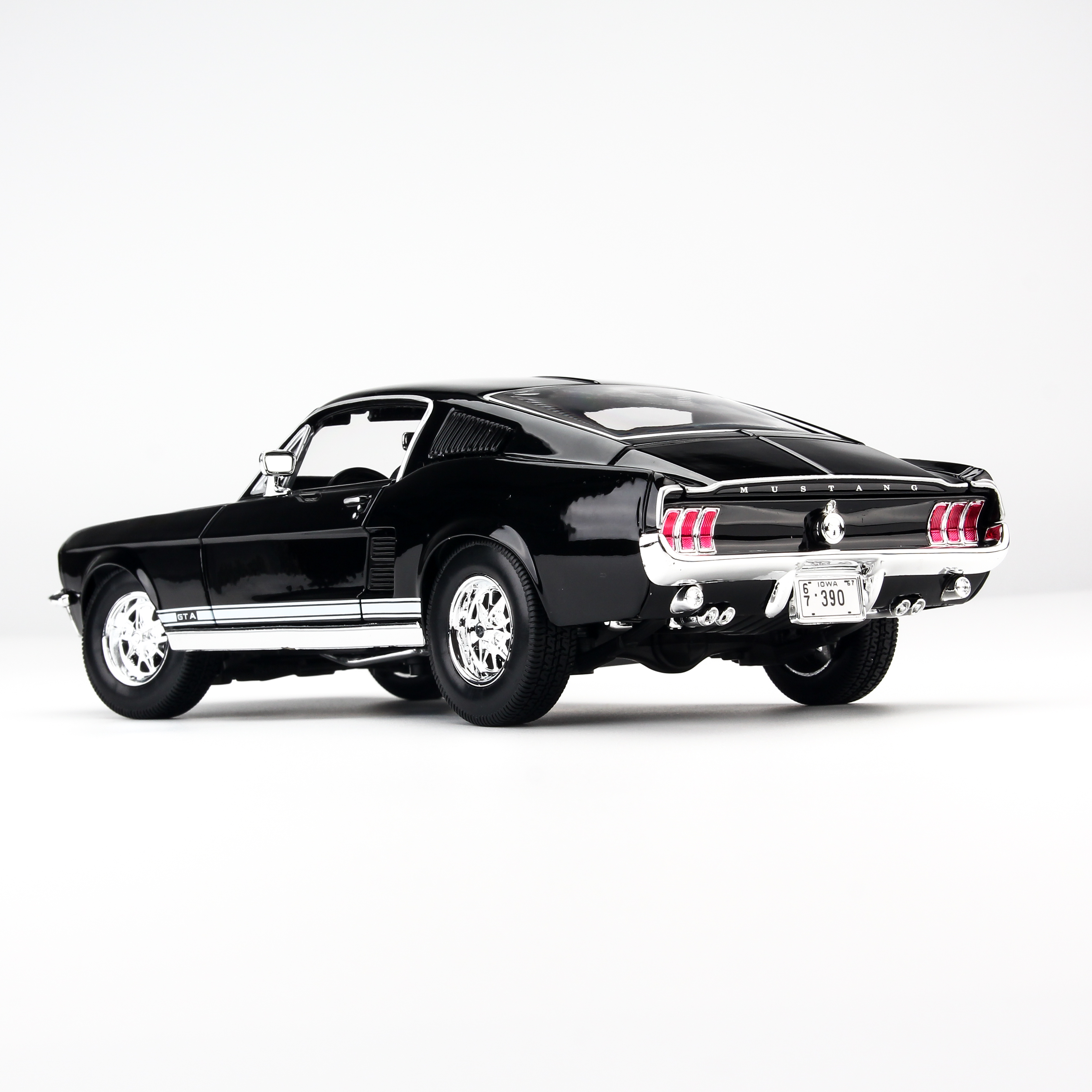 Mô hình xe Ford Mustang GTA Fastback 1967 1:18 Maisto - 31166