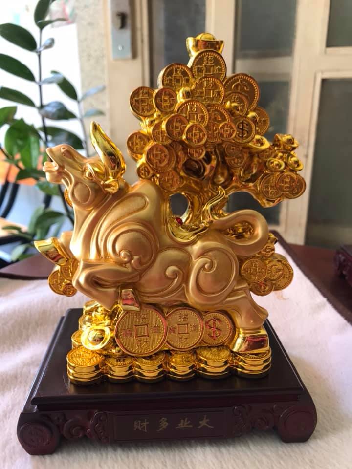 Tượng Trâu Vàng Mới Đứng khối tiền Cây tài lộc Màu Vàng đặt bàn làm việc may mắn ạ Size cao 20cm x ngang 15cm x sâu 10cm
