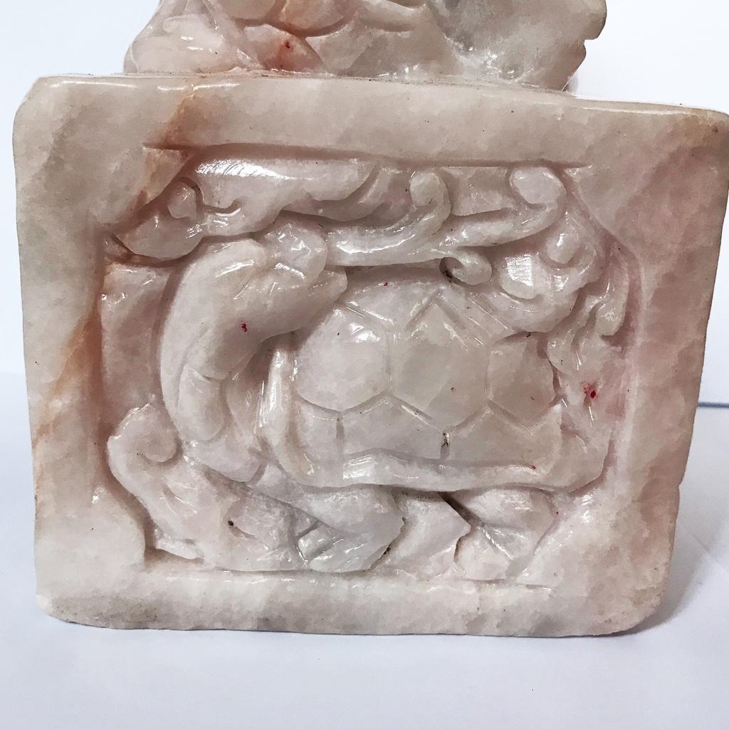 Ấn rồng, chiện rồng bằng ngọc màu hồng phấn cho mệnh Thổ và Hỏa
