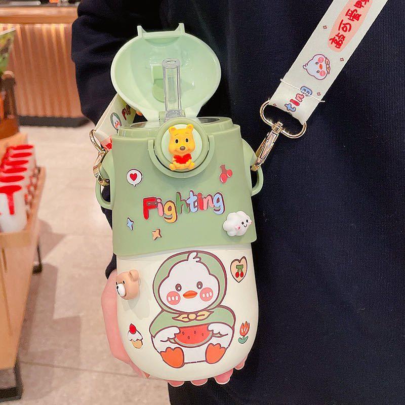 BÌNH ĐỰNG NƯỚC , SỮA NGỘ NGHĨNH KÈM DÂY ĐEO TIỆN LƠI CÓ TẶNG KÈM STICKER 600ML