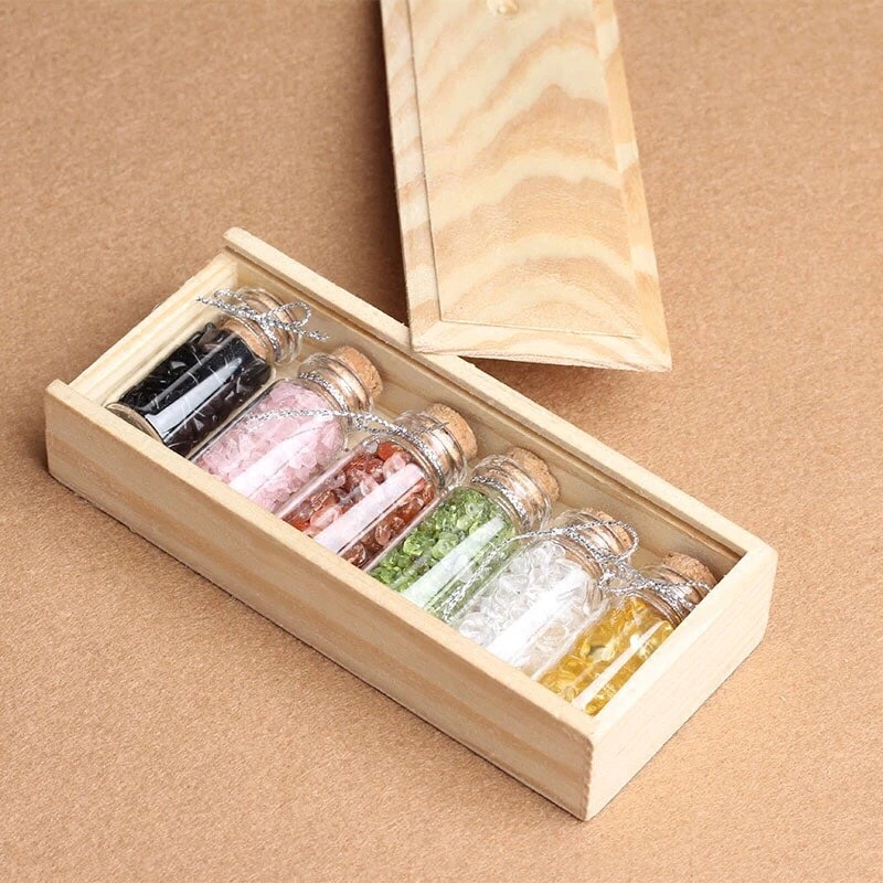 Set 06 lọ đá Thạch Anh vụn thiên nhiên gồm 06 màu khác nhau kèm hộp gỗ