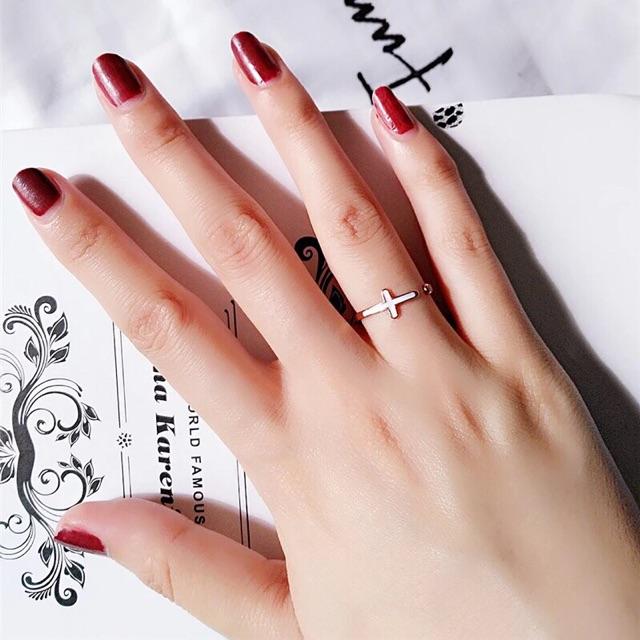 Nhẫn titan thánh giá trắng đen