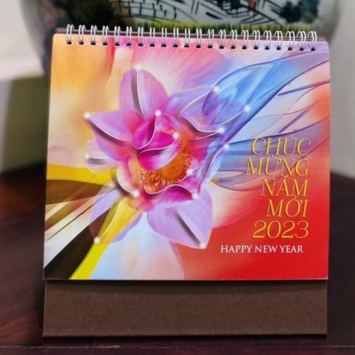 Lịch Để Bàn Lò Xo Cứng 2023 Lịch Để Bàn Chữ M 2023 - Mẫu Ngẫu Nhiên