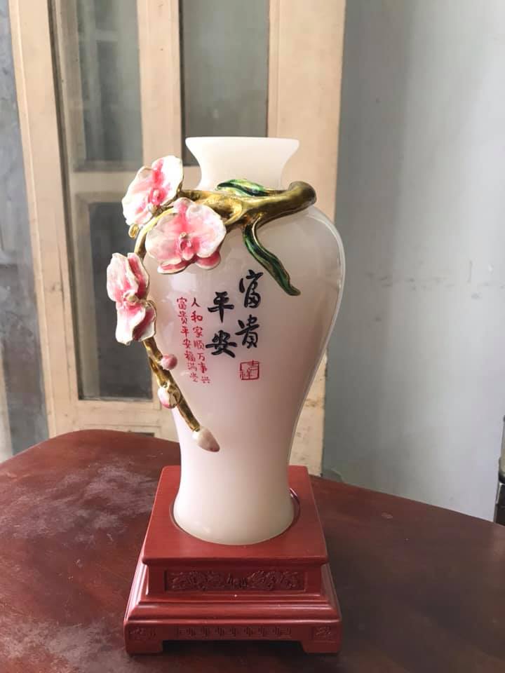 CHIẾC BÌNH PHÚ QUÝ TRẮNG TINH TRẠM CÀNH HOA ĐÀO ĐẦY BÔNG QUÁ ĐẸP SIZE VỪA CAO 28CM X ĐK 12CM ĐẾ GỖ TRƯNG TRONG NHÀ CÔNG TY BIỂU TƯỢNG CHO SỰ BÌNH AN GIÀU SANG PHÚ QUÝ HỢP MỆNH KIM MỆNH THỦY