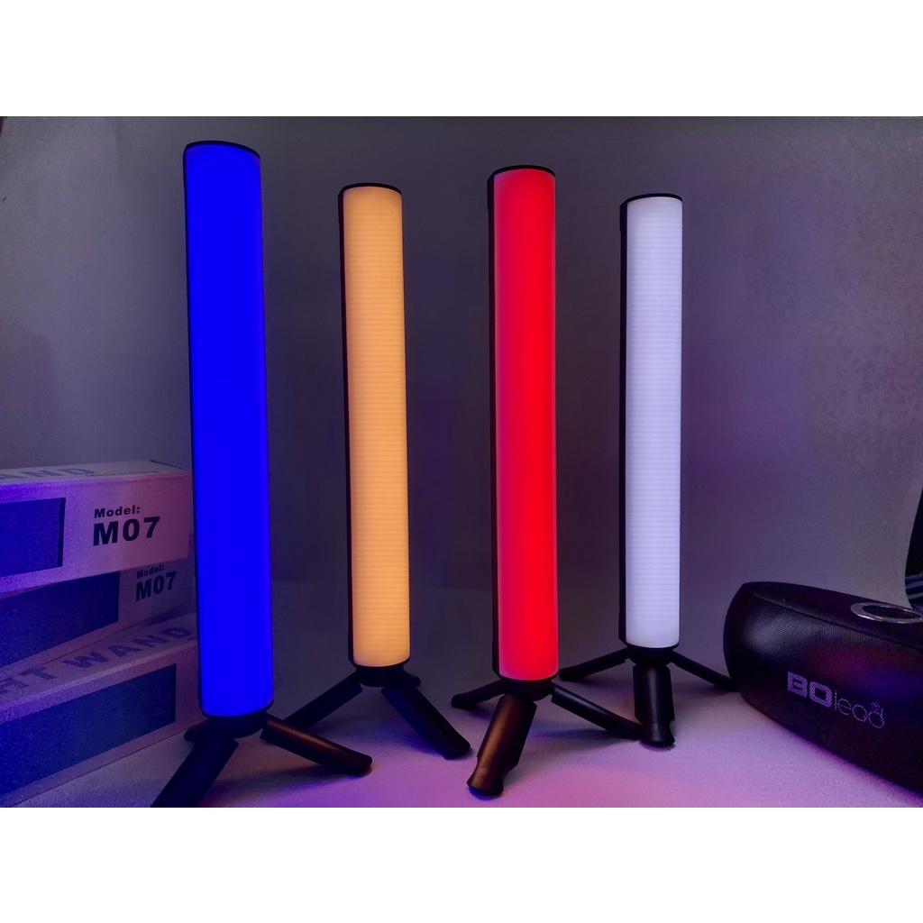 Thanh đèn Led M07 nháy theo nhạc RGB đa sắc bản cao cấp cảm ứng âm thanh dùng pin sạc dùng app tặng kèm chân tripod
