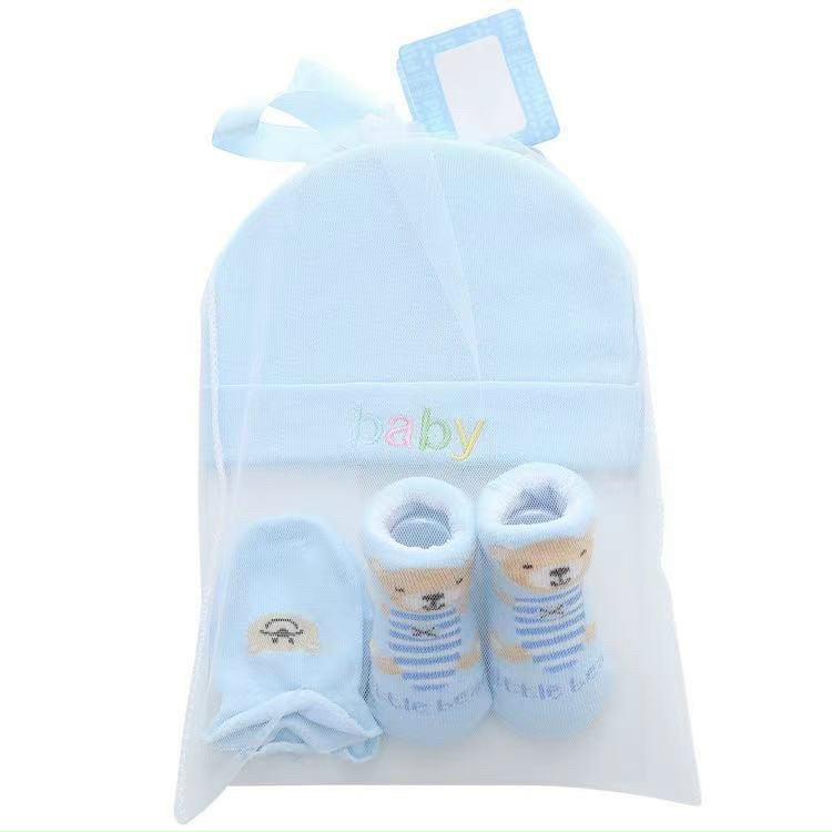 Combo 3 món cao cấp dùng cho bé gồm tất( vớ), bao tay, mũ nón sơ sinh đựng trong túi lưới.