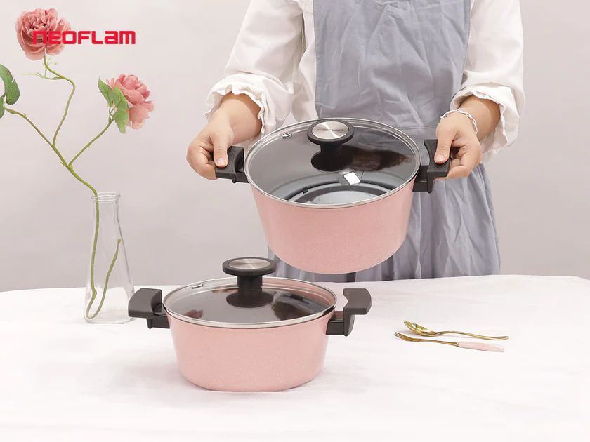 Bộ 4 món Nồi, Chảo chống dính Reverse Neoflam Hàn Quốc màu hồng đào. Bao gồm Nồi 24 I Nồi 20 I Chảo đa năng 28cm I Chảo chiên 24cm. Thân hợp kim nhôm, phủ chống dính Daikin thế hệ mới.