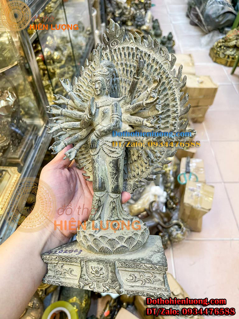 Tượng Phật Thiên Thủ Thiên Nhãn Đứng Màu Xanh Giả Cổ Và Màu Vàng Bằng Đồng Thau Đẹp Kích Thước 15x10x33cm, Nặng 2Kg