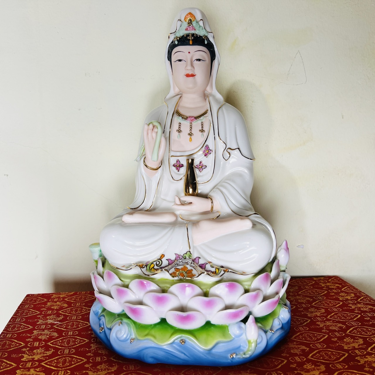Tượng Quan Âm gốm sứ cao cấp ngồi trên đài sen cao 30cm