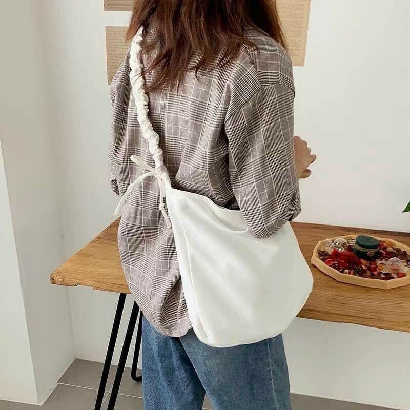 TÚI TOTE ĐEO CHÉO DÂY RÚT - VẢI CANVAS MÀU TRẮNG - ĐEN - PHONG CÁCH ULZZANG