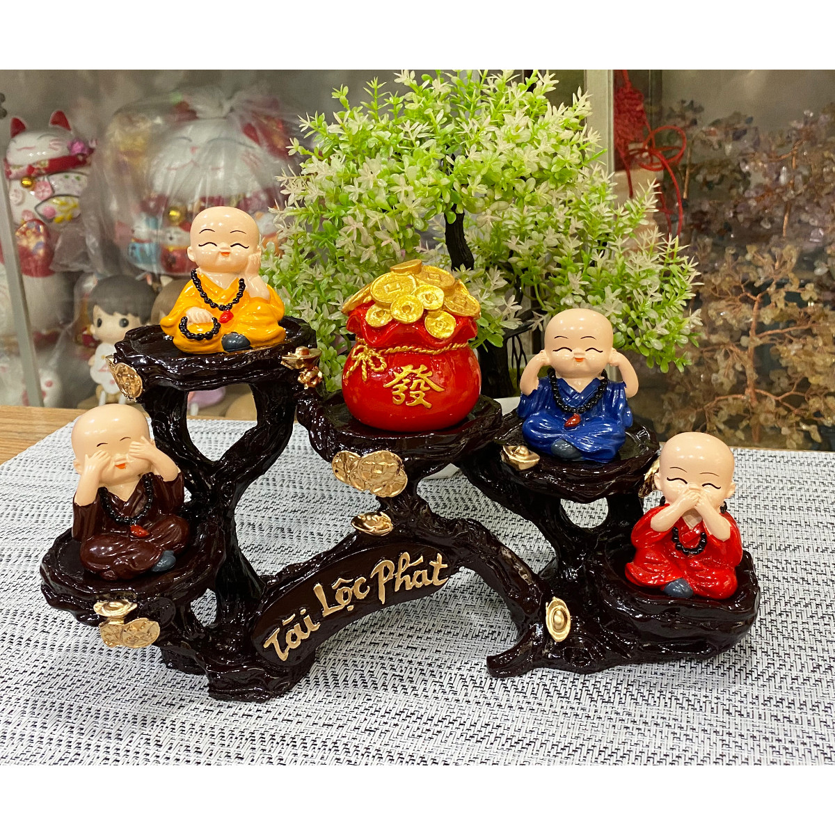 Bộ 04 chú Tứ Không đeo chuỗi 5cm kèm túi tiền đỏ chữ Phát và chân đế ngang 5 ô Tài Lộc Phát
