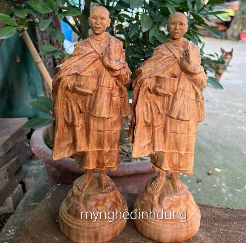 Tượng ngài thích minh tuệ bằng gỗ ngọc am thơm nức kt cao 30x11x9cm