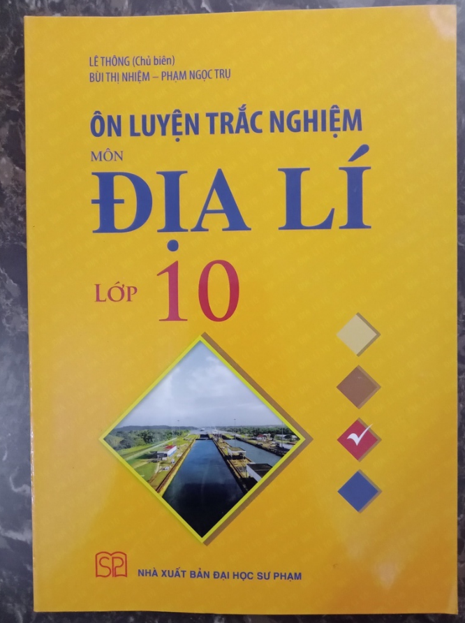 Sách - Ôn luyện trắc nghiệm môn Địa lí lớp 10