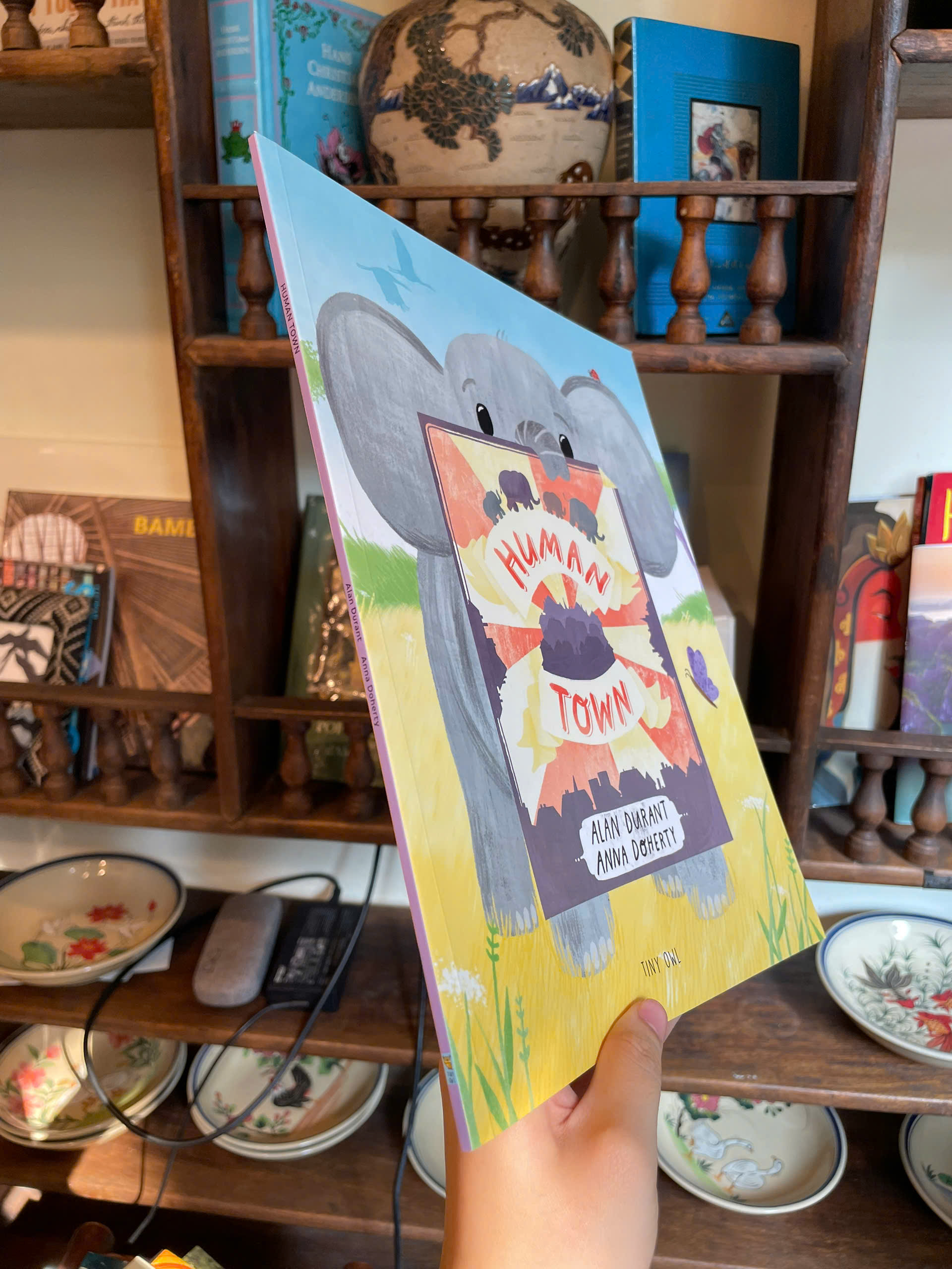 Sách - Human Town by Alan Durant - Children Picture Story book in English UK - Sách Ngoại Văn