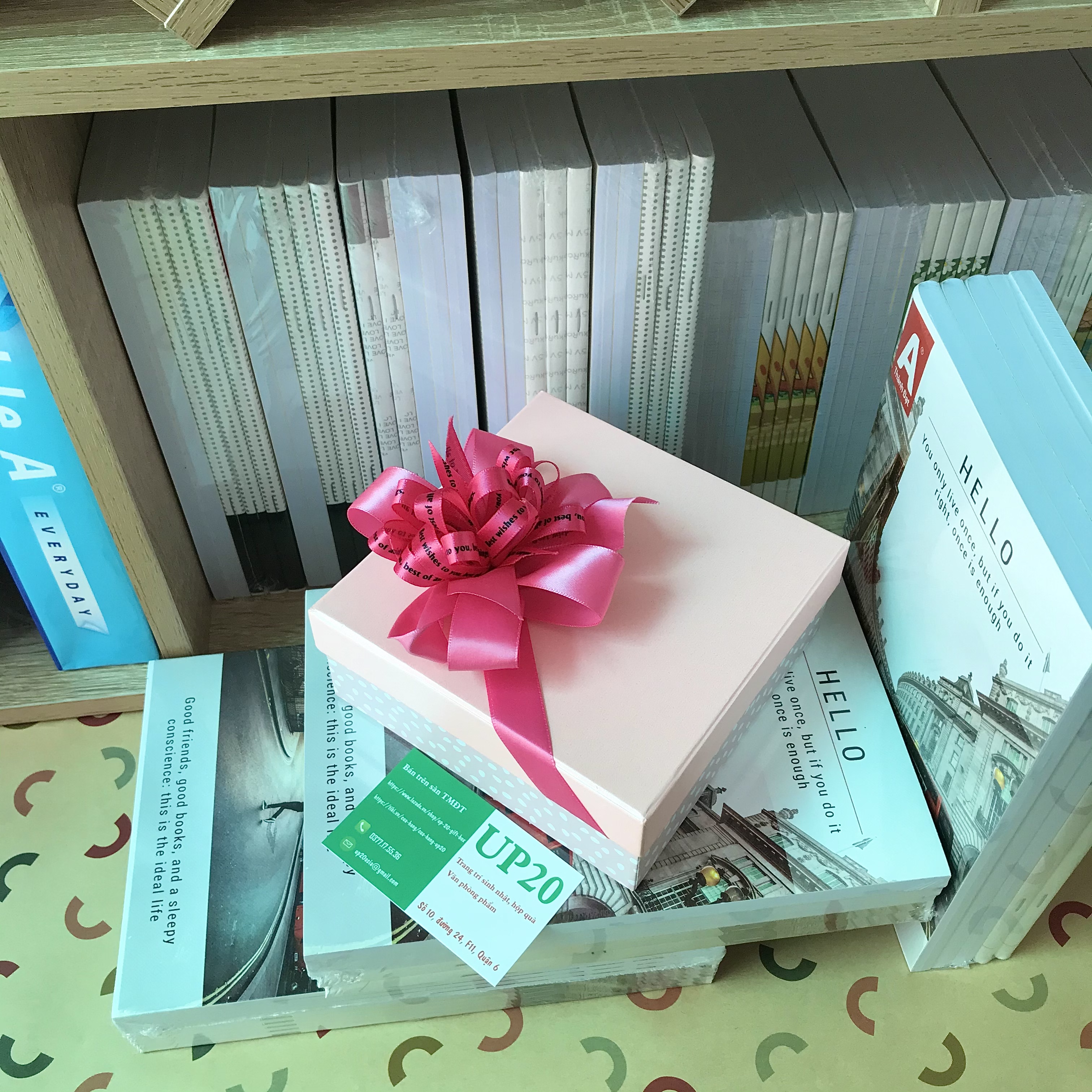 Hộp quà vuông hồng tinh tế, dễ thương 15cm x 6cm