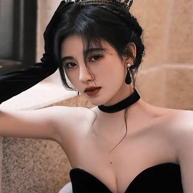Dây chuyền, vòng cổ choker màu đen sang chảnh và cá tính