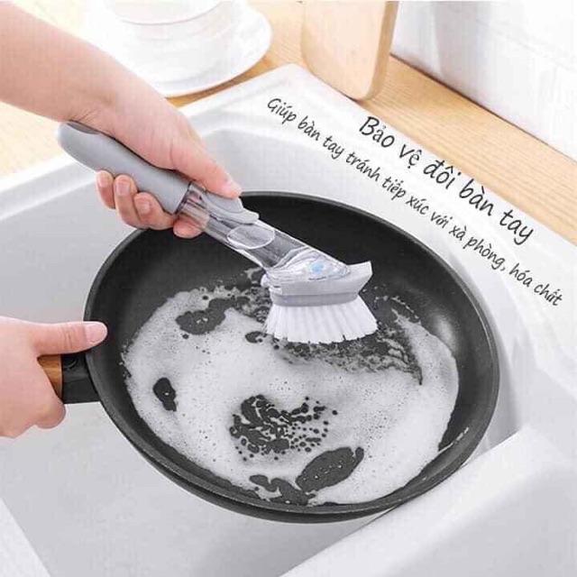 Cây cọ chà rửa xoong 2in1 có ngăn đựng chất tẩy rửa.
