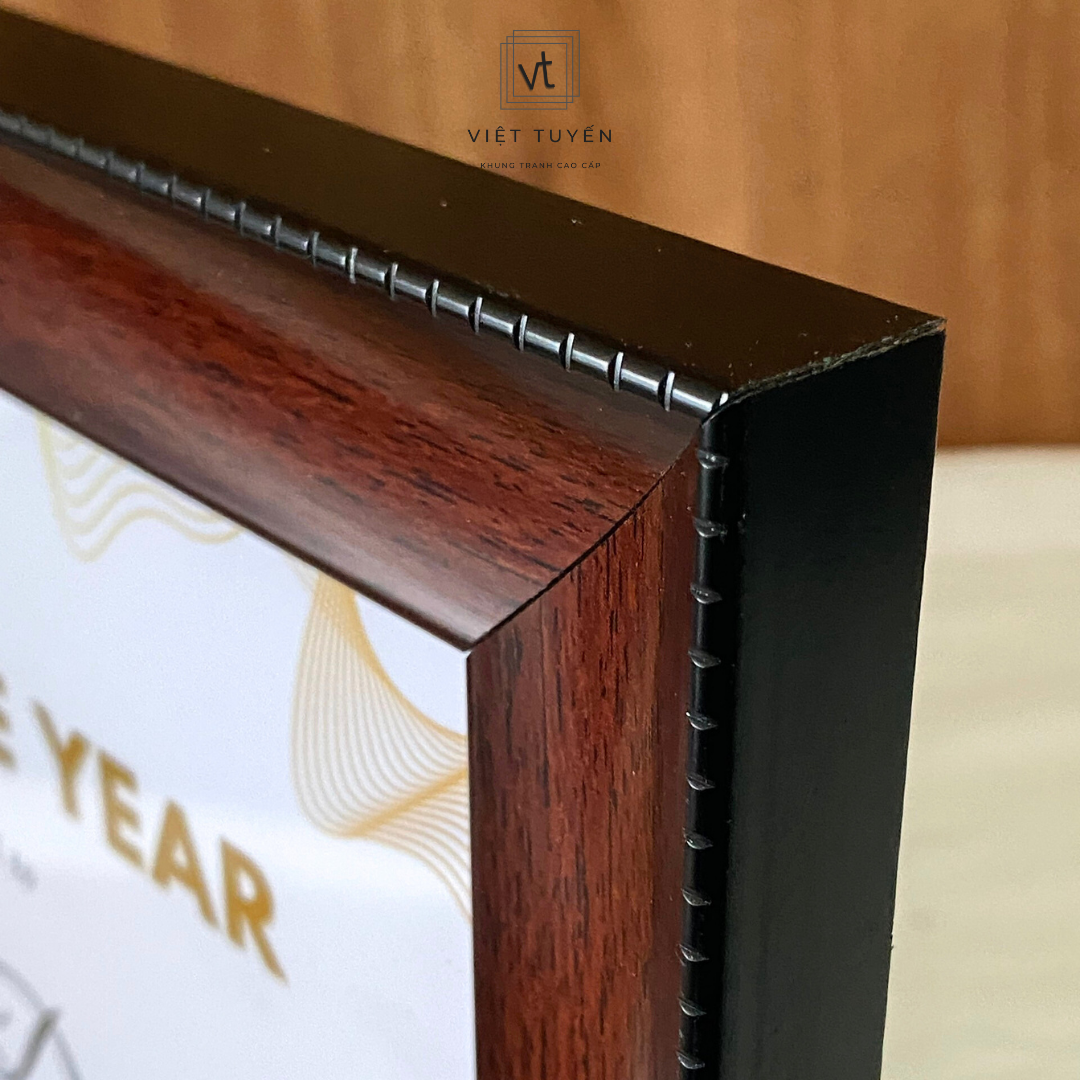 Khung Hình Bằng Khen Viền Đen Vân Gỗ Nâu, Chất Liệu Composite kèm Mặt Kính, giá xưởng Việt Tuyến mã 3040