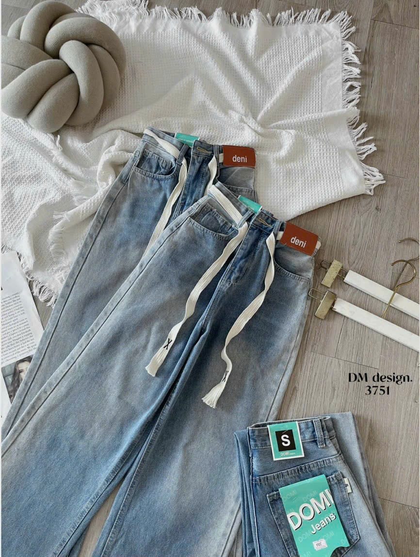 Quần baggy jean nữ ống suông loang màu đắp mác da phối dây cá tính