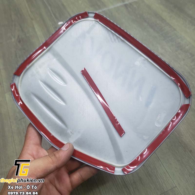 Ốp nắp bình xăng Toyota Innova 2017-2022 vân carbon, cacbon