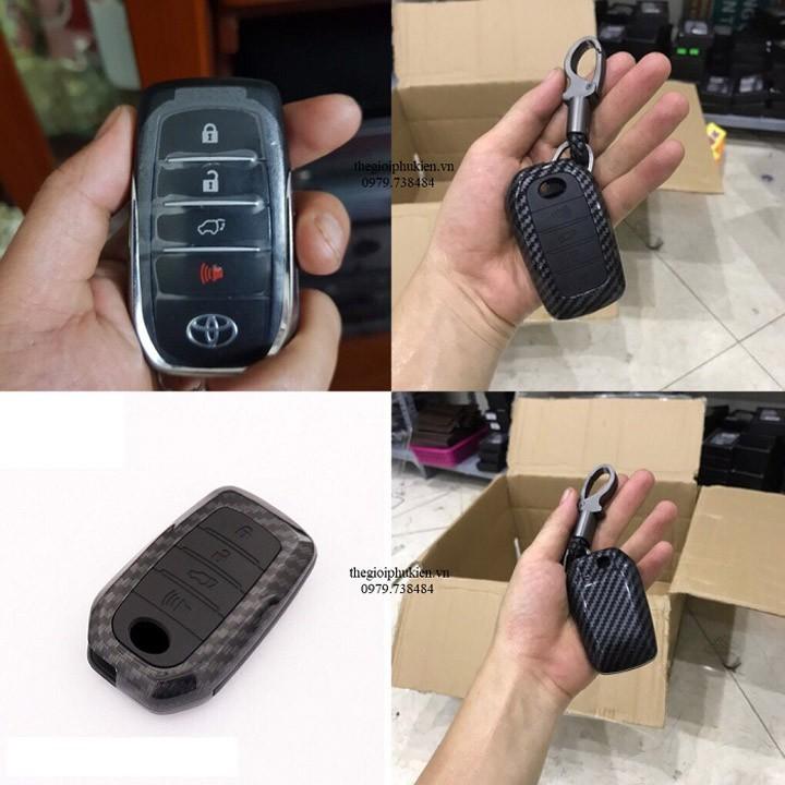 Ốp bọc chìa khóa xe Toyota Fortuner 2017-2019 vân Carbon kèm móc đeo INOX