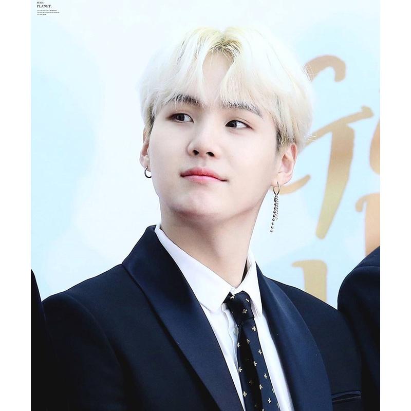 Khuyên tai giống Suga BTS đeo 1 bên