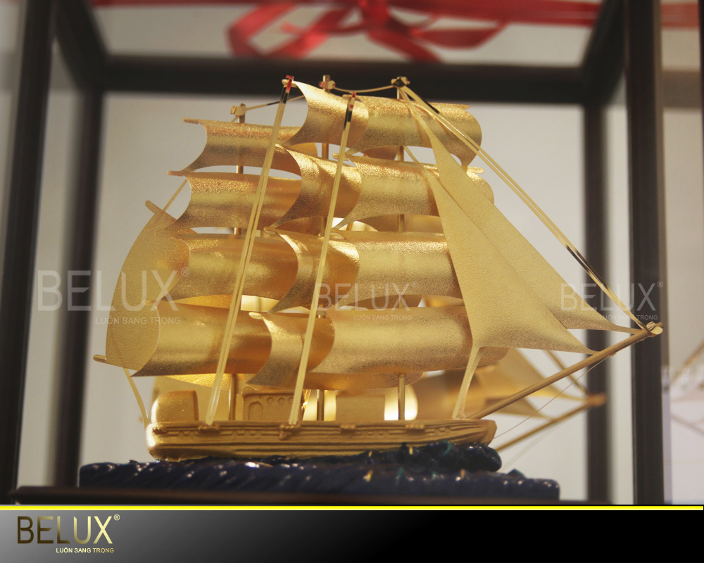 Mô hình thuyền buồm dát vàng 24k cỡ to