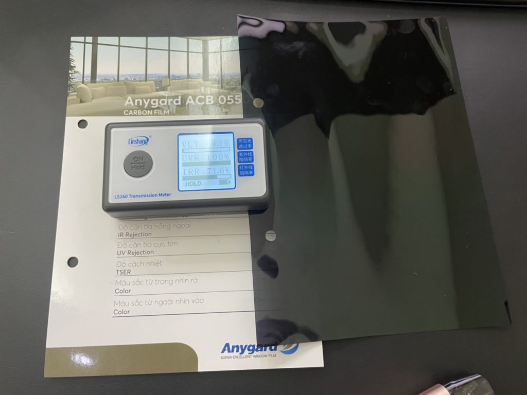 Phim cách nhiệt, cản cực tím , Hồng ngoai : Anygard ACB 0550 - màu đen đậm. Công nghệ phủ Carbon mật độ cao, độ bền lên đến hàng chục năm.