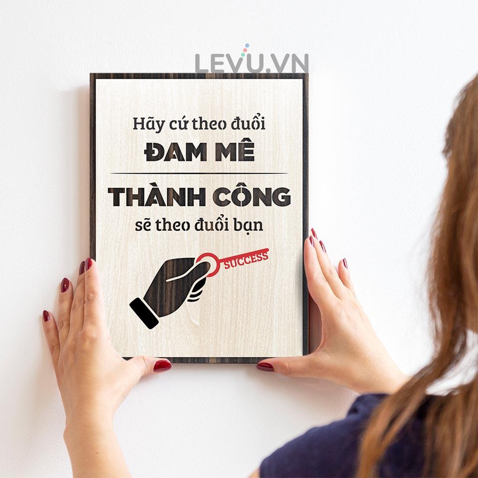 Tranh tạo động lực LEVU LV061 "Hãy theo duổi đam mê thành công sẽ theo đuổi bạn"