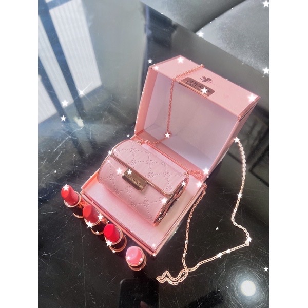 Dụng cụ trang điểm  làm đẹp cho môi - set  4 cây  ( 3 màu 1 dưỡng )  ,kèm túi xách đựng sang trọng , giúp bạn gái luôn đẹp và tự tin mỗi ngày