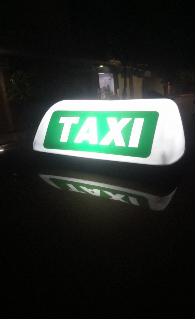 Đèn mào taxi sạc lưu điện 6-7h, đế nam châm