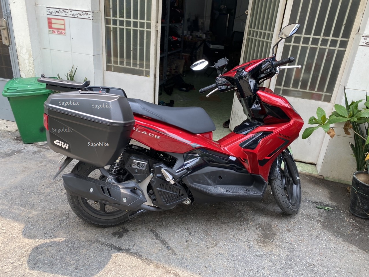 Thùng hông givi E22N, baga hông SBL Univerval, baga sau lắp cho xe SR Airblade 125/150