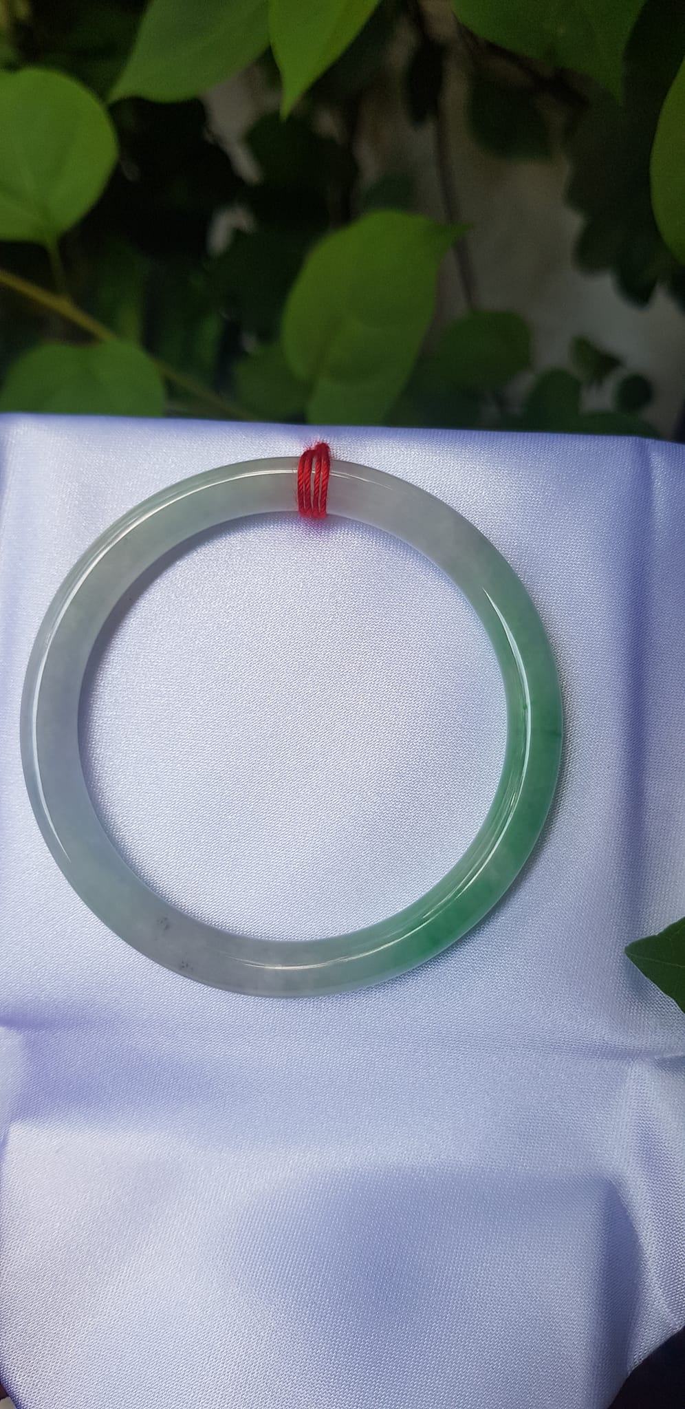 Vòng tay đá cẩm thạch tự nhiên TR Lý A 50mm x cọng nhỏ 6,2mm Màu trắng bóng xanh lý đậm 1 bên bóng đẹp Nữ 50kg - 55kg đeo ạ