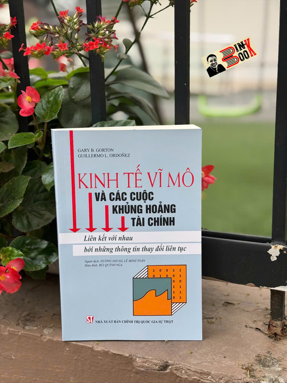 KINH TẾ VĨ MÔ VÀ CÁC CUỘC KHỦNG HOẢNG TÀI CHÍNH - Liên kết với nhau bởi những thông tin thay đổi liên tục – NXB Chính trị quốc gia sự thật