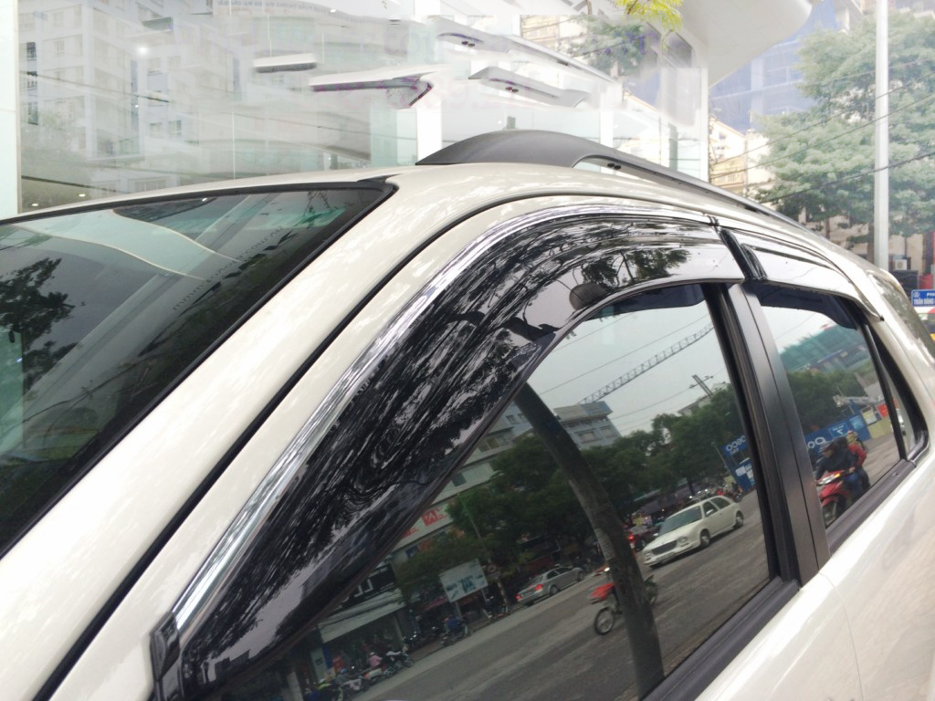 Bộ vè che mưa cao cấp viền chỉ mạ INOX dành cho xe Toyota Fortuner 2015-2019
