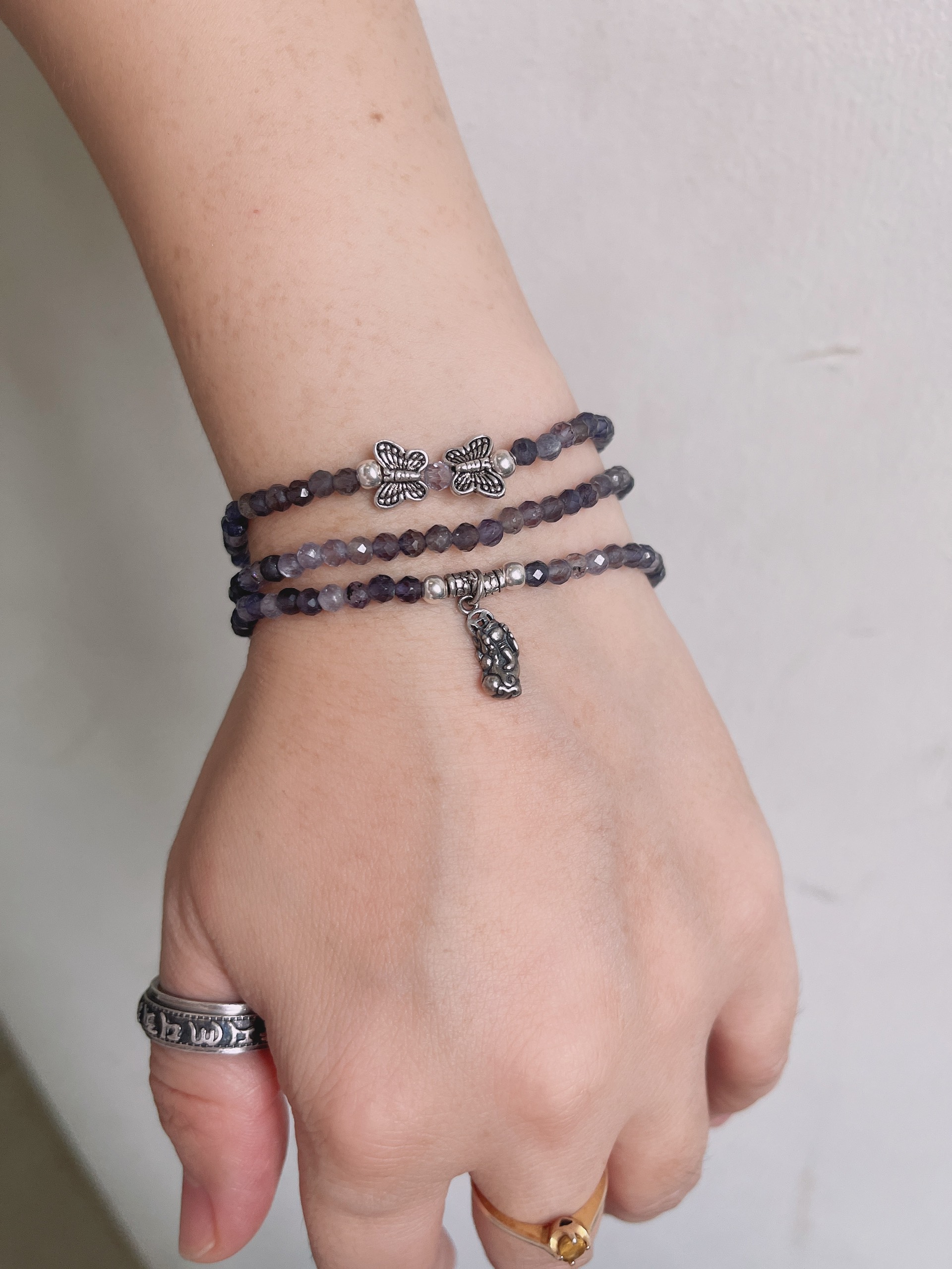 Vòng Tay Phong Thủy Đá Kyanite Tự Nhiên 4li mix charm bạc thái