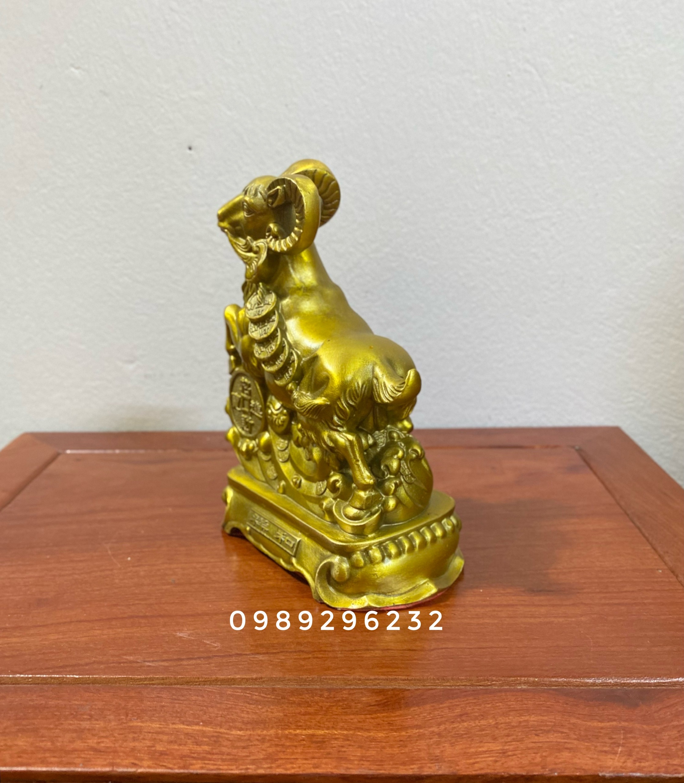 Tượng con Dê ngậm dây tiền phong thuỷ bằng đồng vàng