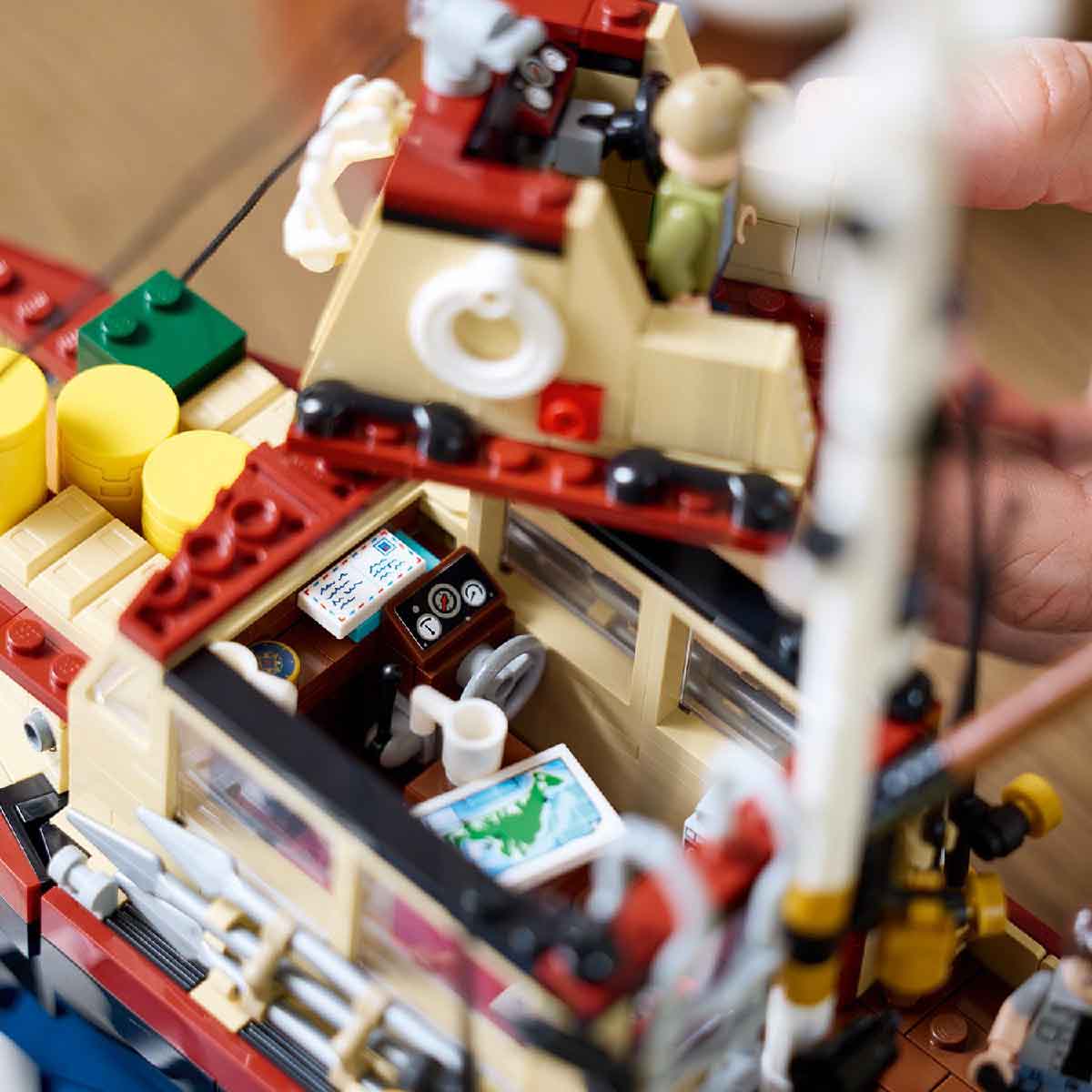 LEGO IDEAS 21350 Đồ Chơi Lắp Ráp Hàm Cá Mập  (1497 chi tiết)
