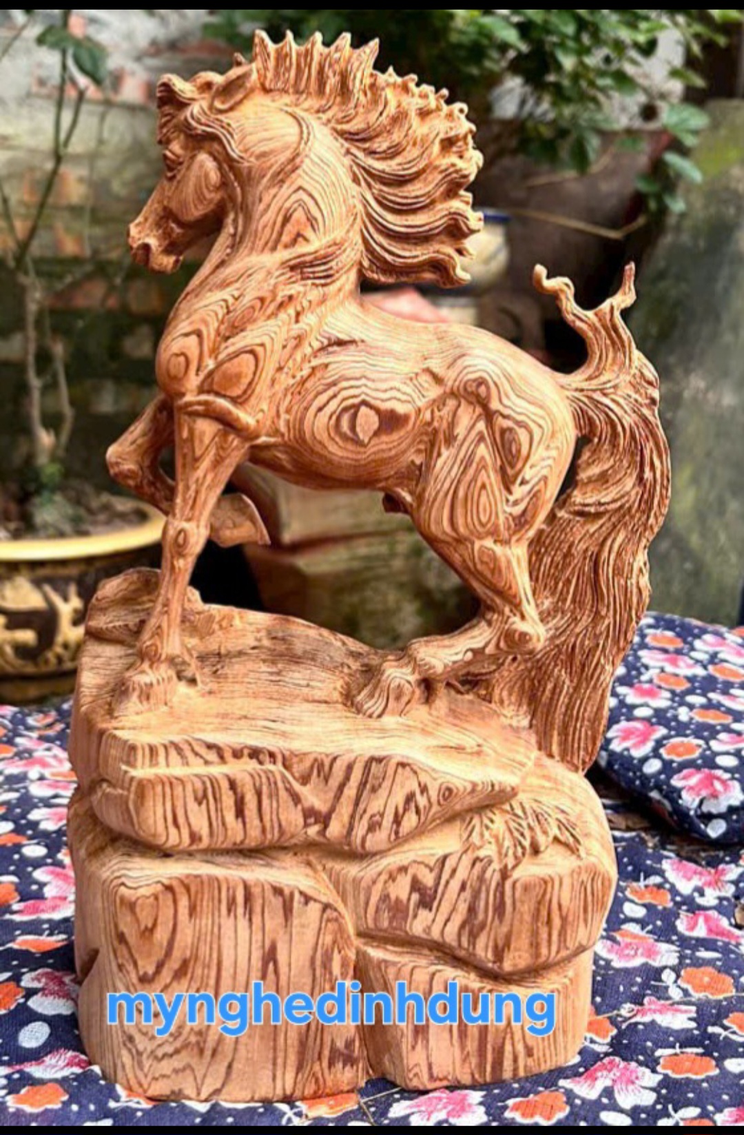 Tượng con ngựa phong thủy bằng gỗ ngọc am thơm nức cao 30x16x6cm